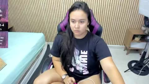 reina_loren online show from May 24, 2026, 3:44 am