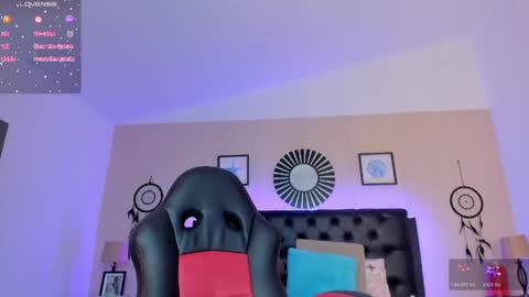 reina_loren online show from May 25, 2026, 9:10 pm
