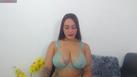 renatabrownn28 online show from May 31, 2026, 5:09 pm