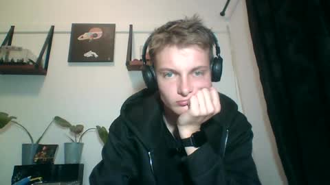 Snapshot of reynhardt chatting on June 27, 2026, 11:10 pm reynhardt online show from June 27, 2026, 11:10 pm