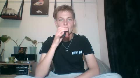 Snapshot of reynhardt chatting on July 8, 2026, 9:41 pm reynhardt online show from July 8, 2026, 9:41 pm