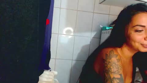 riri_mojo_92 online show from July 27, 2026, 11:01 pm