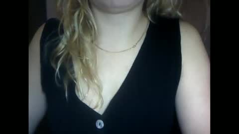 Snapshot of riveramaureen chatting on October 21, 2025, 9:26 pm RiveraMaureen online show from October 21, 2025, 9:26 pm