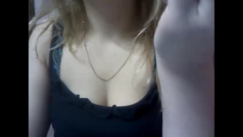 Snapshot of riveramaureen chatting on November 25, 2025, 11:32 am RiveraMaureen online show from November 25, 2025, 11:32 am