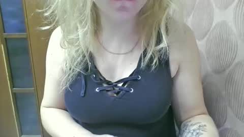 Snapshot of riveramaureen chatting on December 18, 2025, 11:05 am RiveraMaureen online show from December 18, 2025, 11:05 am