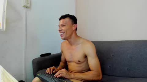 Snapshot of robert_castro chatting on January 14, 2026, 9:52 pm Robert online show from January 14, 2026, 9:52 pm