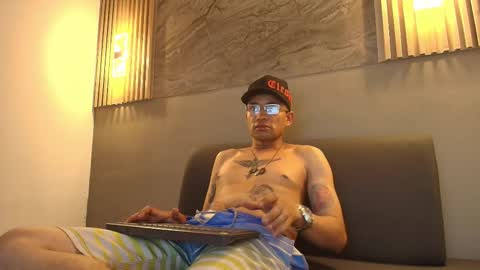 roger_flyn online show from December 18, 2025, 4:18 am