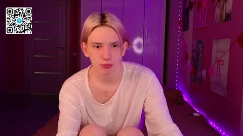 Snapshot of ron_vilss chatting on May 18, 2026, 5:02 am Ron online show from May 18, 2026, 5:02 am