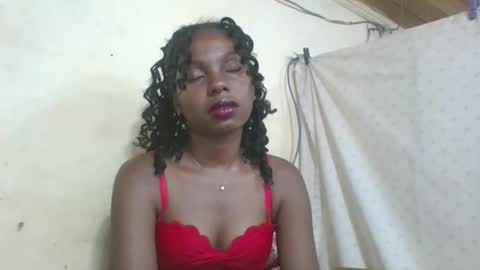 Snapshot of rosalinda933 chatting on April 28, 2026, 4:34 pm Rosalinda online show from April 28, 2026, 4:34 pm