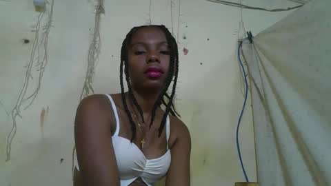 Snapshot of rosalinda933 chatting on May 6, 2026, 6:52 am Rosalinda online show from May 6, 2026, 6:52 am