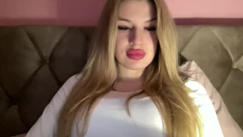 Snapshot of rosaline_ly chatting on October 17, 2025, 8:11 pm Rosalina online show from October 17, 2025, 8:11 pm