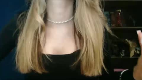 Snapshot of rosaline_ly chatting on November 16, 2025, 2:44 pm Rosalina online show from November 16, 2025, 2:44 pm