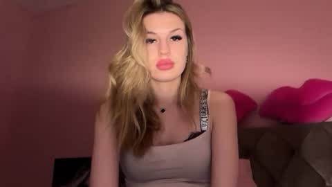 Snapshot of rosaline_ly chatting on December 13, 2025, 8:47 pm Rosalina online show from December 13, 2025, 8:47 pm