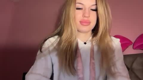 Snapshot of rosaline_ly chatting on December 19, 2025, 8:38 pm Rosalina online show from December 19, 2025, 8:38 pm