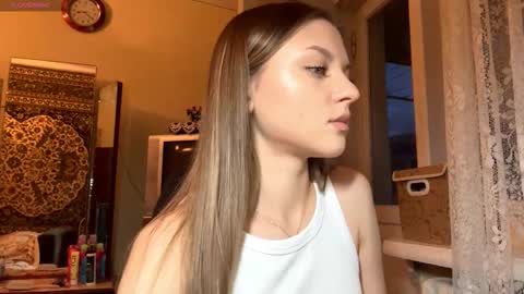 Snapshot of rosanareichelt chatting on December 18, 2025, 2:01 pm Mona online show from December 18, 2025, 2:01 pm