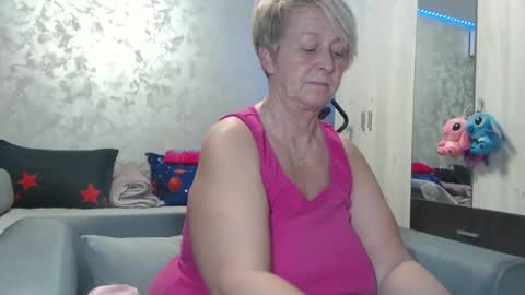 Lovepinklilly online show from March 17, 2026, 6:33 pm