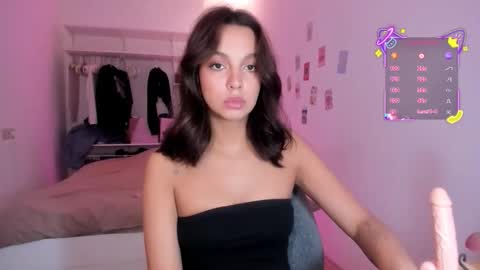 Roshelle online show from September 13, 2025, 3:17 am