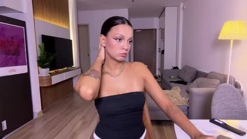 Roshelle online show from May 9, 2026, 11:15 am