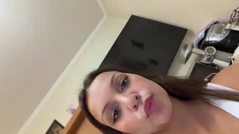 Roshelle online show from June 26, 2026, 6:45 pm