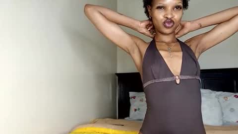 Snapshot of roundbootie chatting on June 6, 2026, 12:21 pm roundbootie online show from June 6, 2026, 12:21 pm