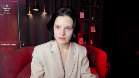 rowenmoon online show from December 18, 2025, 2:23 pm