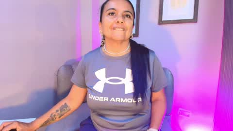 Snapshot of roxanna_moore2 chatting on May 28, 2026, 5:27 am Roxanna online show from May 28, 2026, 5:27 am