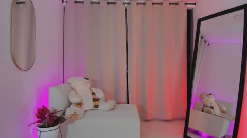  R O X I E  online show from October 19, 2025, 4:35 am