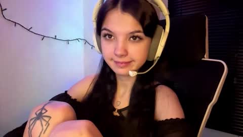 Snapshot of roxiepiurkowski chatting on February 10, 2026, 5:17 pm Hana online show from February 10, 2026, 5:17 pm