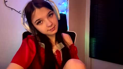 Snapshot of roxiepiurkowski chatting on February 16, 2026, 5:20 pm Hana online show from February 16, 2026, 5:20 pm