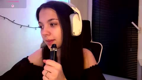 Snapshot of roxiepiurkowski chatting on March 5, 2026, 5:09 pm Hana online show from March 5, 2026, 5:09 pm