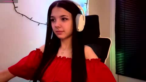 Snapshot of roxiepiurkowski chatting on March 12, 2026, 6:14 pm Hana online show from March 12, 2026, 6:14 pm
