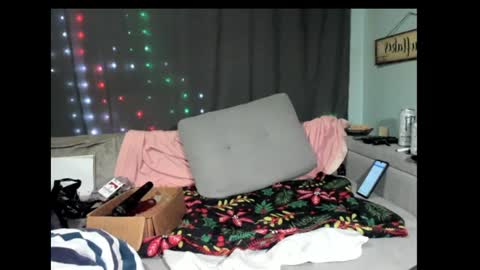 roxihazeleyes online show from February 3, 2025, 7:07 am