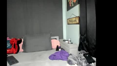 roxihazeleyes online show from February 9, 2026, 5:00 am