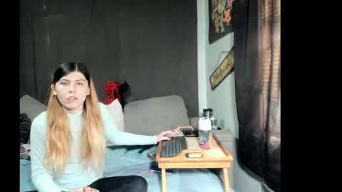 roxihazeleyes online show from April 3, 2026, 6:28 pm