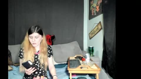 Snapshot of roxihazeleyes chatting on May 1, 2026, 6:51 am roxihazeleyes online show from May 1, 2026, 6:51 am
