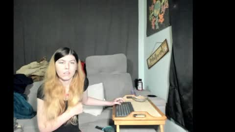 Snapshot of roxihazeleyes chatting on May 26, 2026, 2:07 am roxihazeleyes online show from May 26, 2026, 2:07 am