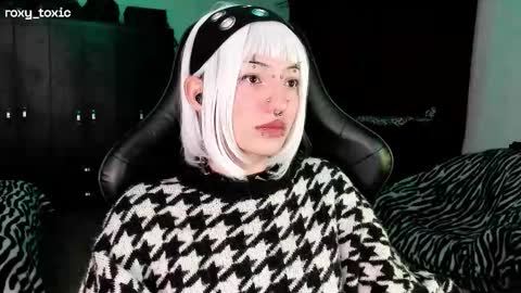 Roxy Independient model Help me to reach 50 thumbs up online show from November 19, 2025, 2:00 am