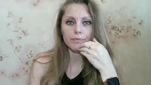 roxyfox18x01 online show from April 17, 2026, 7:00 am