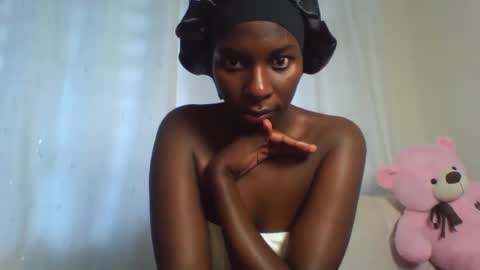 Snapshot of royal_petite10 chatting on April 18, 2026, 12:09 pm kate online show from April 18, 2026, 12:09 pm