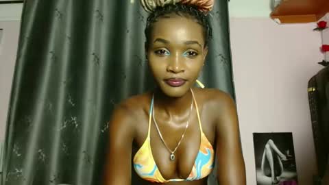 Snapshot of royalnyra chatting on April 7, 2026, 7:53 am Softluxe online show from April 7, 2026, 7:53 am