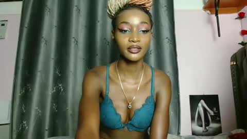 Snapshot of royalnyra chatting on April 9, 2026, 9:04 am Softluxe online show from April 9, 2026, 9:04 am