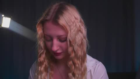 Mila online show from October 6, 2025, 3:09 pm