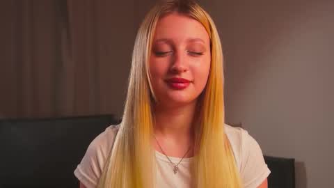 Mila online show from October 18, 2025, 3:13 pm