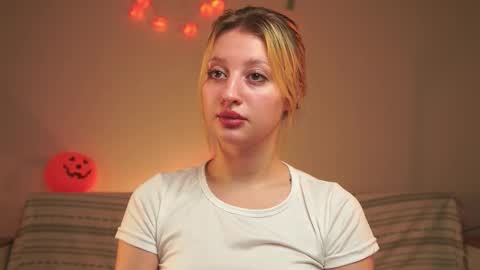 Mila online show from October 29, 2025, 4:04 am