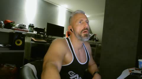 Chico que rico Caliente online show from December 31, 2024, 9:17 pm