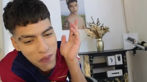  R U S S E L L  online show from April 9, 2026, 12:32 am