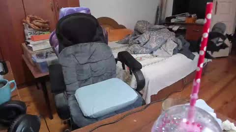 1141323  my Lord Mister Max   moms treasure online show from January 19, 2025, 9:44 am