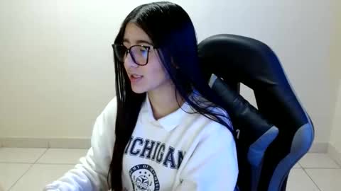 Sahaliefox  online show from June 11, 2026, 1:09 pm