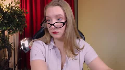 saint__vicious online show from December 4, 2025, 8:39 pm