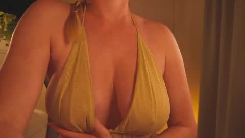 Snapshot of saltedhoney chatting on April 26, 2026, 6:27 pm IsaBella- online show from April 26, 2026, 6:27 pm